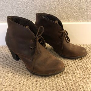 Clarks size 9.5 heeled desert boot